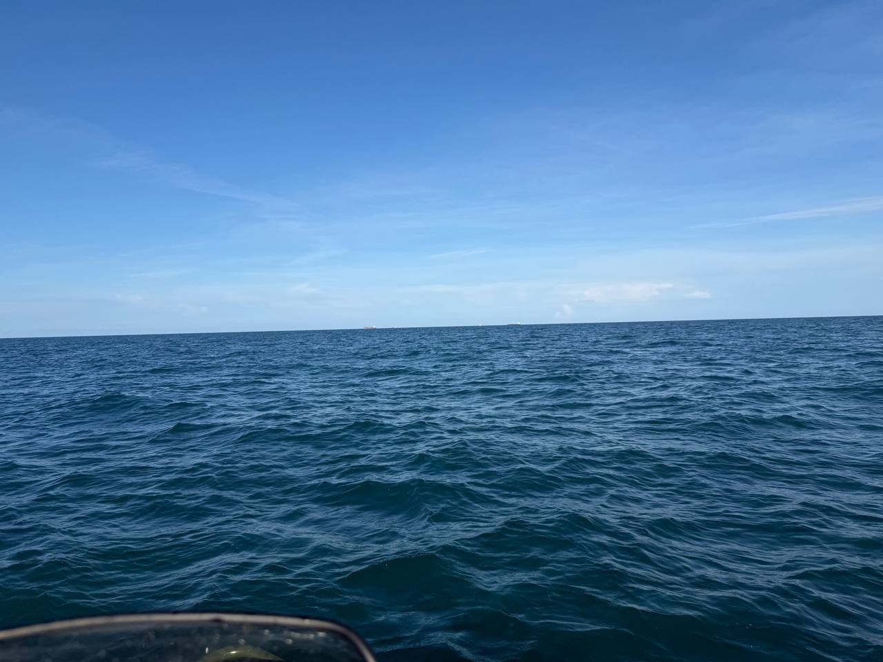 Open sea and a clean horizon