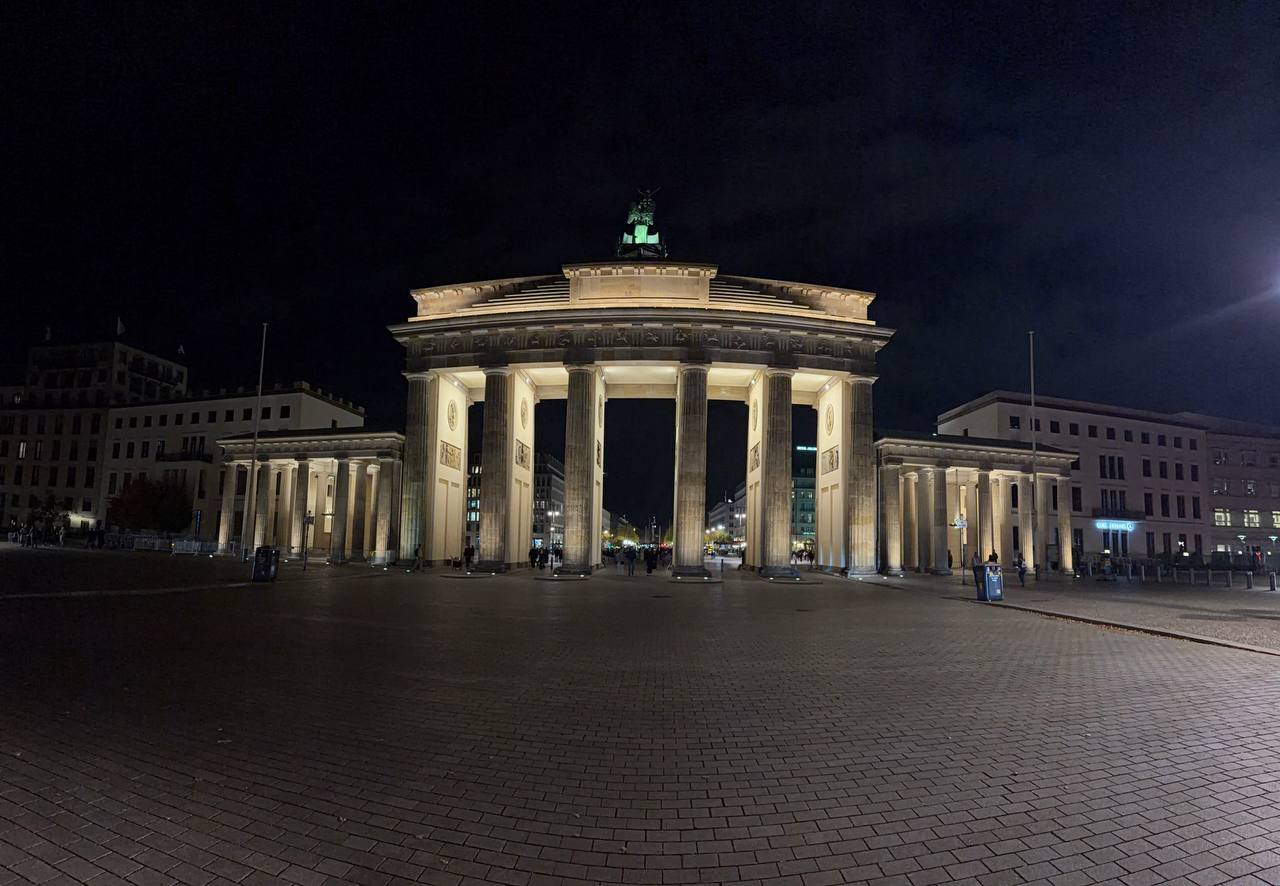 The Brandenburg Gate at night